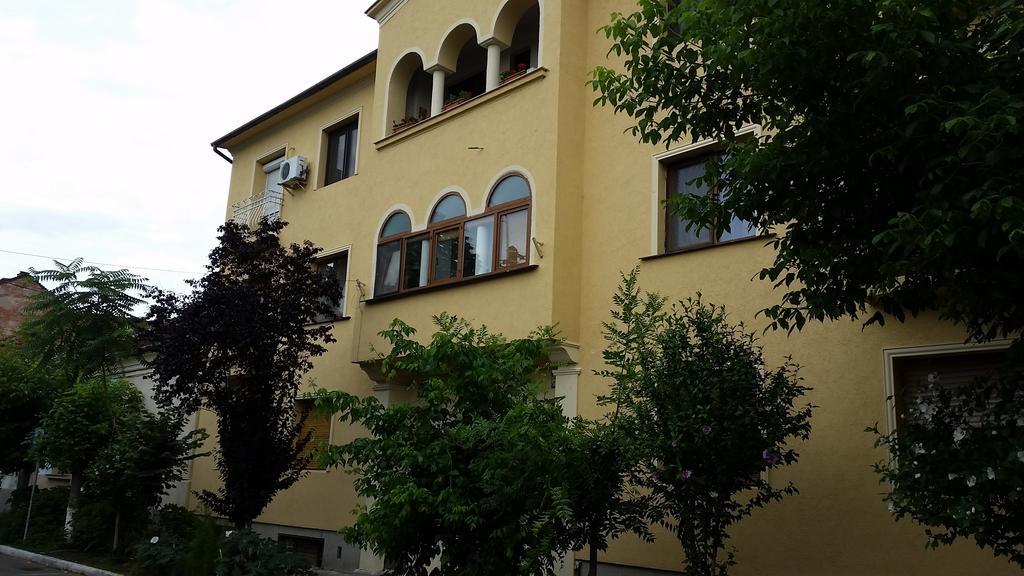 Moonlight Central Apartments أرادايا الغرفة الصورة